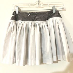 Lululemon white tennis skirt size 6